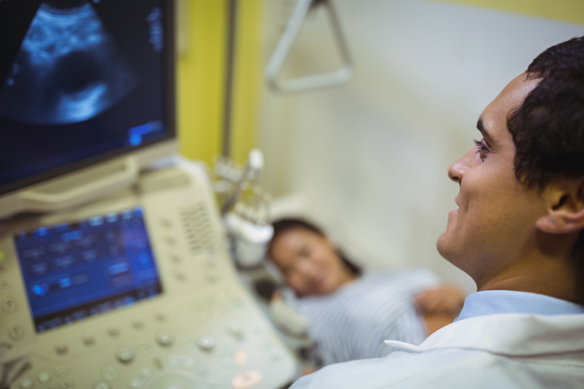 appareil-de-balayage-à-ultrasons-regardant-le-docteur